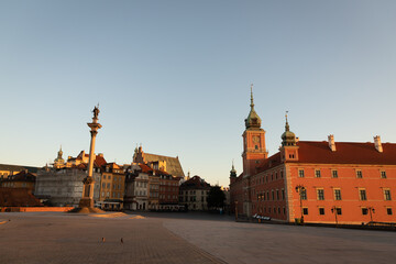 Fototapeta na wymiar dawn on the castle square in warsaw in poland in autumn