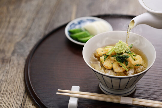 Tencha, a Japanese Tempura dish.
A rice dish that is eaten by placing shrimp kakiage on top of rice and pouring dashi soup over it. The last dish at the tempura restaurant.