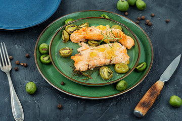 Baked salmon fillets with mini kiwi.