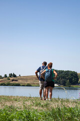 Couple de touristes faisant une pause au bord du lac