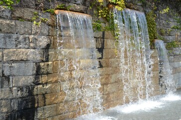 壁のから流れる水