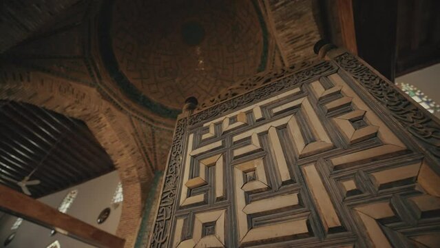 Sel&ccedil;uklu ahşap sanatının bir &ouml;rneğidir. Eşrefoğlu Camii'ndeki minber.