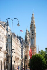 Detailaufnahme vom Wiener Rathaus mit Fahnen.