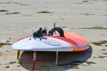 Planche à voile en attente sur le sable