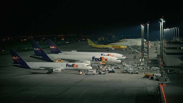 Frachtflugzeuge am Flughafen K&ouml;ln Bonn in der Nacht