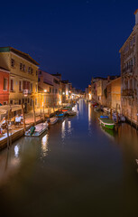 Centre historique de Venise avec les canaux la nuit..	