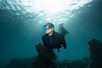 Chica joven haciendo snorkel, apnea en el mar Mediterráneo, fondos marinos.