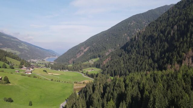 aerial view Ultental H&ouml;fe Talblick Schwenk links Stausse drohnenflug