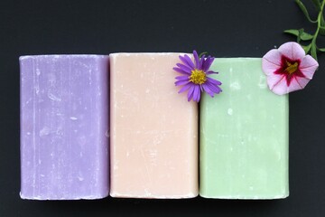 Handgemachte Naturseifen (Veilchen, Jasmin und Geißblatt), schöner Duft, dekoriert mit Blüten