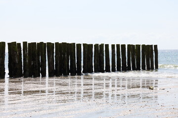 Buhnen in der Bretagne - Küstenschutz - Minimalismus