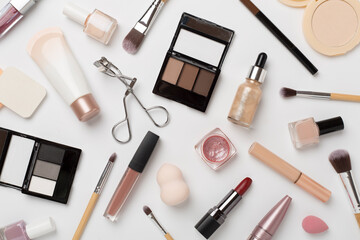 Obraz premium Flat lay with makeup products and tools on color background