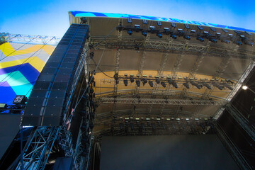 Aufbau einer Konzertbühne mit Blick von unten unter das Bühnendach mit Licht und Ton Equipment.