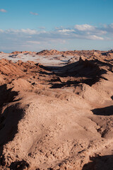 Fototapeta premium O Vale da Lua ou Valle de la Luna fica a 19 km de San Pedro do Atacama e é declarado Santuário da Natureza e Monumento Natural. E o lugar não podia receber outro nome. Realmente as formações rochosas,