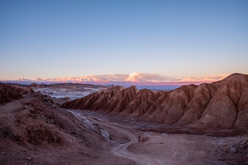 Fototapeta na wymiar O Vale da Lua ou Valle de la Luna fica a 19 km de San Pedro do Atacama e é declarado Santuário da Natureza e Monumento Natural. E o lugar não podia receber outro nome. Realmente as formações rochosas,