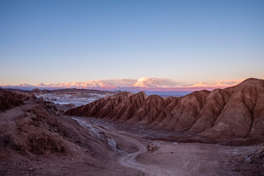 O Vale da Lua ou Valle de la Luna fica a 19 km de San Pedro do Atacama e &eacute; declarado Santu&aacute;rio da Natureza e Monumento Natural. E o lugar n&atilde;o podia receber outro nome. Realmente as forma&ccedil;&otilde;es rochosas,