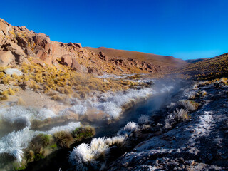 Geyser del Tatio, terceiro maior campo geotermico do mundo situado na cordilheira dos andes no chile	