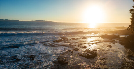 Obraz premium Rocky Shore on the Pacific Ocean Coast. Sunny Sunset.