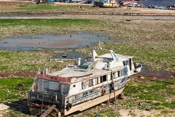 Deurstickers AMAZONAS, DRY - Houseboats are stranded on the edge of the region known as Manaus Moderna, the city's port region, during the drought on the Rio Negro. The Amazon region suffers from a severe drought  © Antonio Pereira