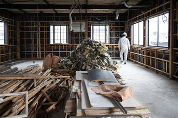 解体される建物の内観と廃棄する建築素材
