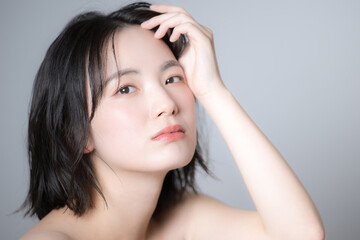 髪をかきあげる女性　ヘアケアや美容やビューティー