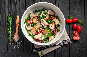Salad with eggplant in batter and fried eringi mushrooms