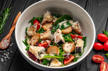 Salad with eggplant in batter and fried eringi mushrooms