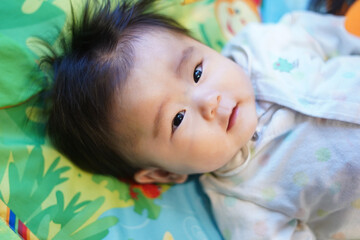 上を見上げる日本人の女の赤ちゃん/ Japanese baby girl looking up