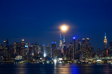 Fototapeta na wymiar Hudson River reflects the lights and New York Skyline at night