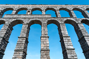 Acueducto romano de Segovia con 2000 años de antigüedad, las piedras están cortadas tan perfectas que no tienen cemento, se sujetan por la gravedad y su propio peso..