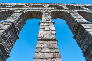 Acueducto romano de Segovia con 2000 años de antigüedad, las piedras están cortadas tan perfectas que no tienen cemento, se sujetan por la gravedad y su propio peso..