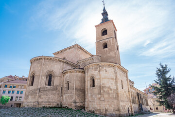 Iglesia antigua medieval de estilo románico hoy día conocida como iglesia de San Millán, Desde Segovia, Castilla y León, España.