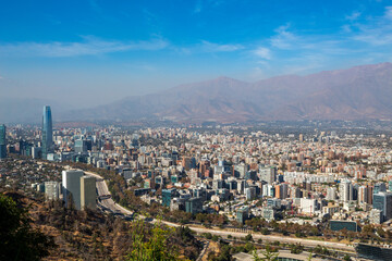 Fototapeta premium vista aérea dos prédios da área econômica de Santiago do Chile e o rio que corta a cidade