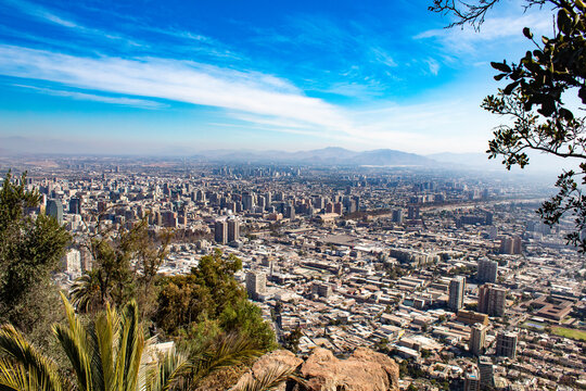 vista a&eacute;rea dos pr&eacute;dios     de Santiago do Chile ao fundo  Valle Lo Campino