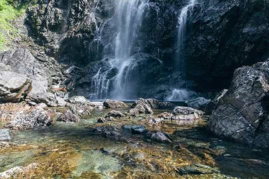 vue du bas d'une grande chute dans la for&ecirc;t lors d'une journ&eacute;e d'&eacute;t&eacute; ensoleill&eacute;e 