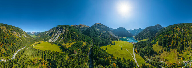 Herbstliche Natur am Vilsalpsee in Tirol, 360° Rundblick über die umliegenden Tannheimer Berge - obrazy, fototapety, plakaty