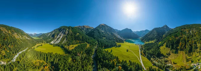 Foto op Plexiglas Herbstliche Natur am Vilsalpsee in Tirol, 360° Rundblick über die umliegenden Tannheimer Berge © ARochau