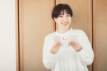 本を読む女性　
woman reading a book