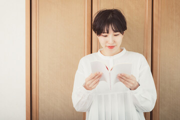 本を読む女性　
woman reading a book