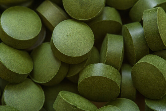 Zielone tabletki, spirulina z bliska wypełnia kadr
