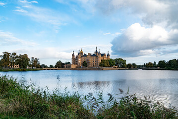 Obraz premium Schwerin, Mecklenburg-Vorpommern, Germany - Schwerin Castle during the sunset, magic view