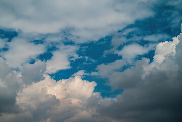 Photograph of prominent clouds in a blue sky in sunlight, taken with a polarizing filter