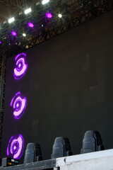 Sicht von unten auf Konzertbühne im Detail mit Moving Lights Spot Light Lampen und LED Farb...