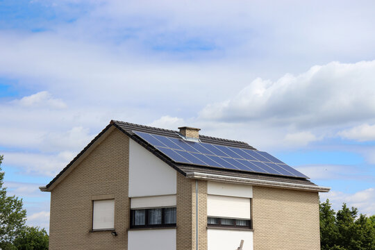 Solaranlage auf einem Einfamilienhaus mit sonnigem Himmel 