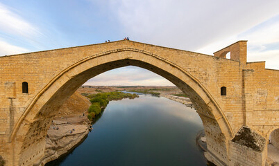 Fototapeta na wymiar DIYARBAKIR, TURKEY, 08 OCTOBER 2023: The Malabadi Bridge is an arch bridge spanning the Batman River near the town of Silvan in southeastern Turkey.