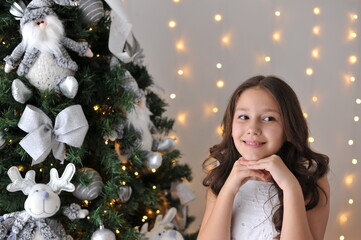 criança pré adolescente linda e sorridente em decoração de natal de inverno 