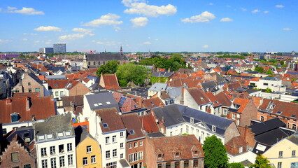 schöner Ausblick von der Burg in Gent über die Stadt unter blauem Himmel mit weißen Wolken © globetrotter1