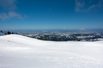 Fototapeta na wymiar Breathtaking scenery on the snowy slopes of Vasilitsa ski center, Grevena, Greece
