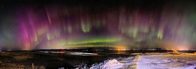 Bunte, tanzende Polarlichter über Island - Panorama