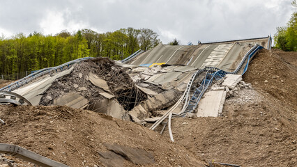 Gesprengte Brücke in ihrem Fallbett