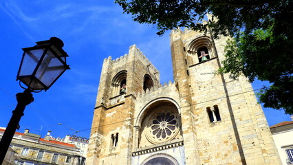 Die mächtige Kathedrale von Lissabon ist die älteste Kirche der Stadt und steht zwischen Baum und...